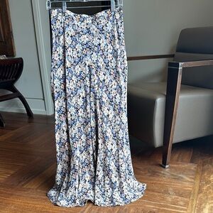 Zara maxi skirt. Size S in a lovely floral fabric.